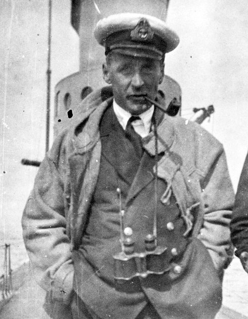 This window remembers the loss of HMAS AE1 on 14 September 1914 near Duke of Fork Island and successful penetration of the Dardanelles by HMAS AE2 (the Silent ANZAC) on 25 April 1915.